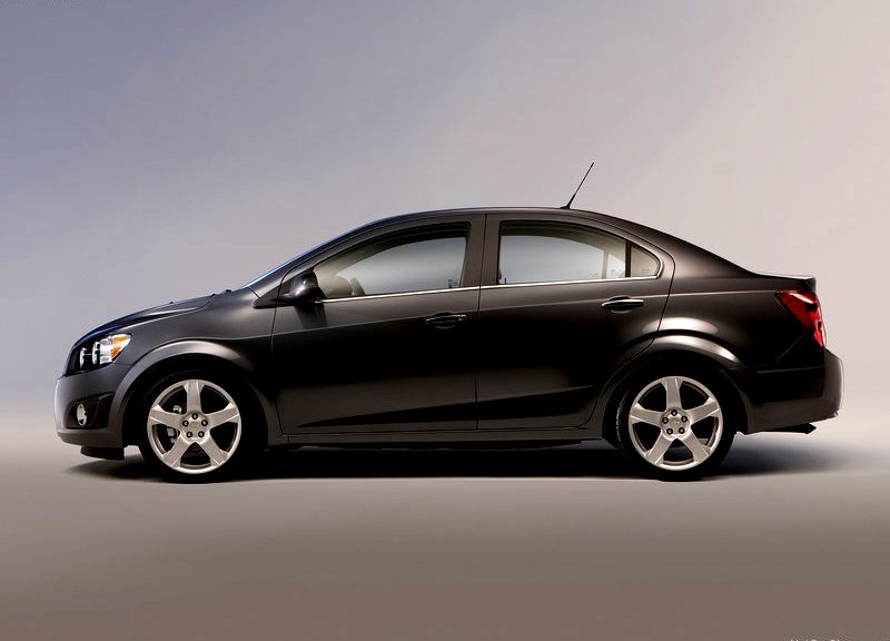 2012 Chevrolet Sonic Sedan yan görünümü