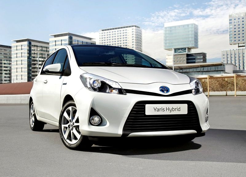 Toyota Yaris Hybrid önden üç çeyrek görünüm