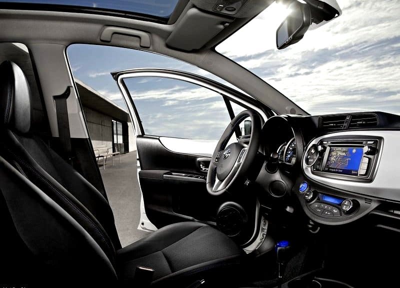 Toyota Yaris Hybrid ön kabin ve gösterge paneli