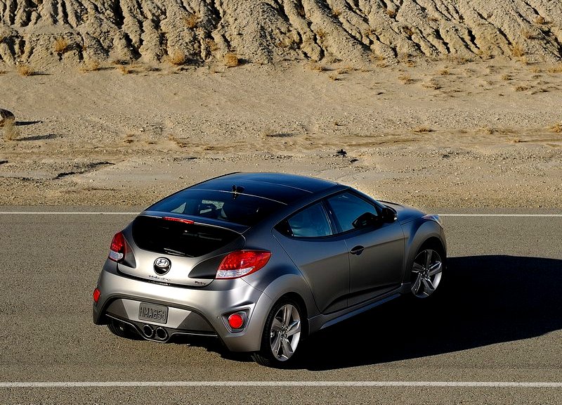 Hyundai Veloster Turbo arka üç çeyrek yol görünümü