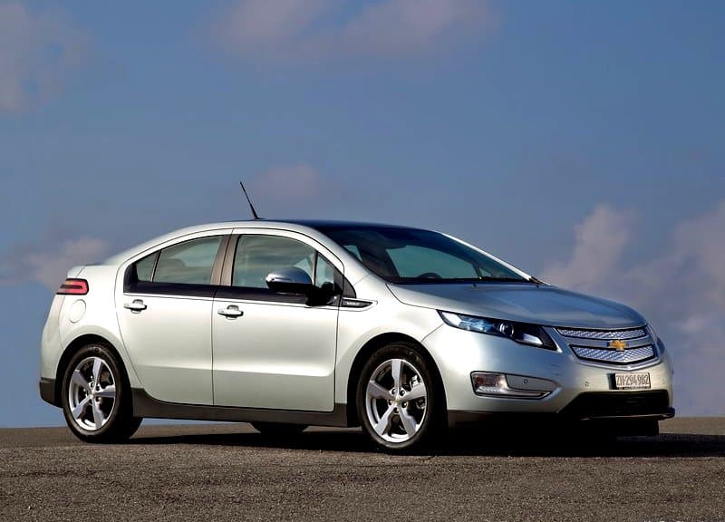 Chevrolet Volt gümüş gövde ön üç çeyrek görünüm