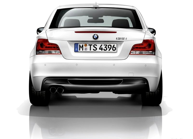 Beyaz BMW 1 Serisi iki kapılı coupe arşiv karesi