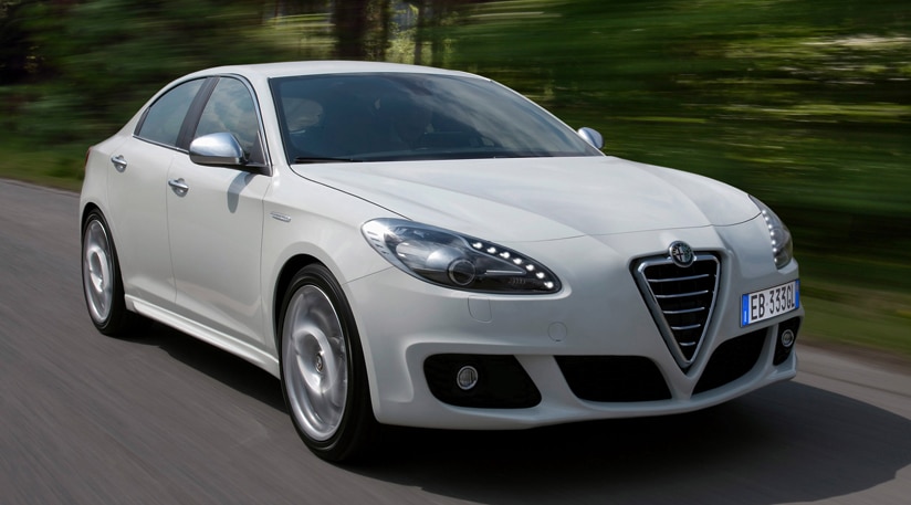 Beyaz Alfa Romeo Giulia sedan renderi ön görünümü