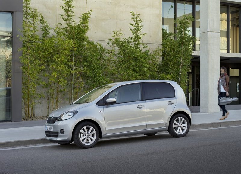 Skoda Citigo beş kapılı otomobil yol kenarında