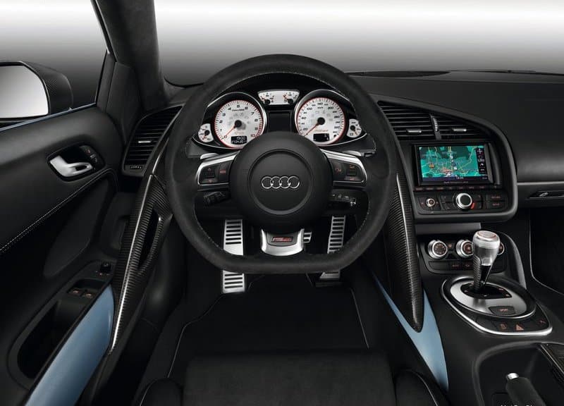 R8 GT Spyder kokpiti direksiyon ve gösterge paneli