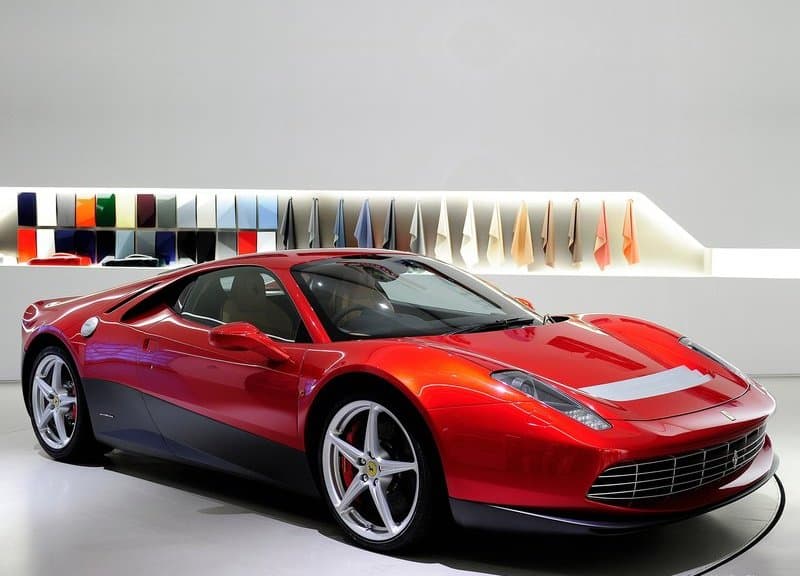 Ferrari SP12 EC ön ve yan görünümü
