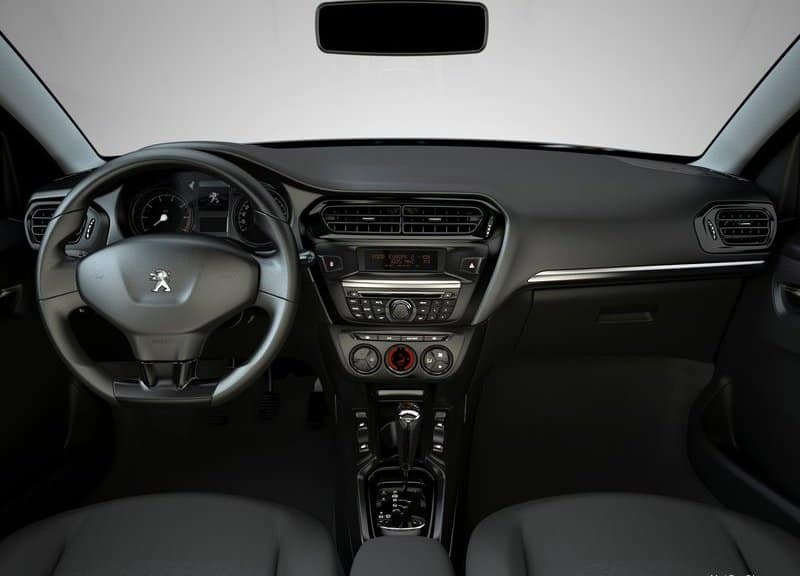 Peugeot 301 kokpit ve direksiyon görünümü