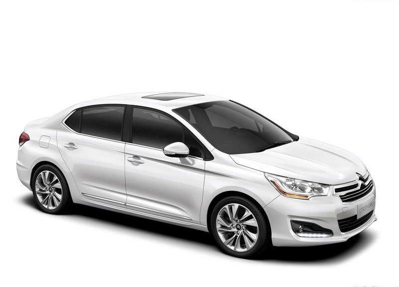Beyaz Citroen C4 L sedan ön üç çeyrek görünüm