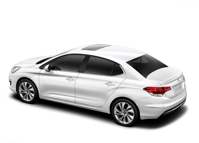 Citroen C4 L beyaz sedan arka üç çeyrek görünüm