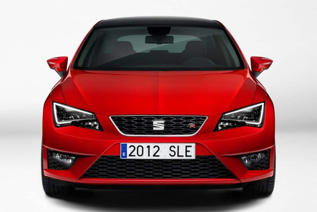 Üçüncü nesil Seat Leon kırmızı gövde yan profil