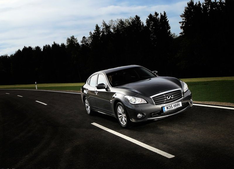 Gri Infiniti M35h GT ön tasarımı