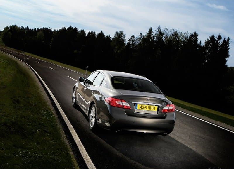 Infiniti M35h GT arkadan üç çeyrek görünüm
