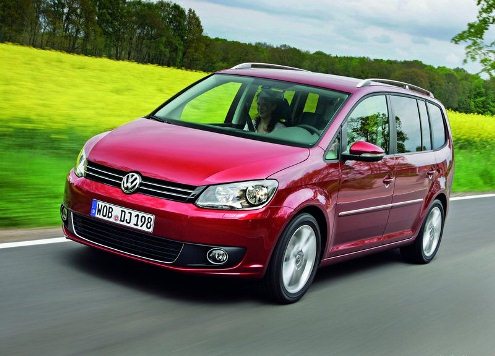 Volkswagen Touran kırmızı gövde ön sol görünüm