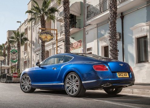 Mavi Bentley Continental coupé yol görünümü