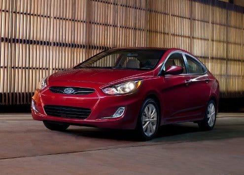 Hyundai Accent sedan gece çekimi ön görünüm
