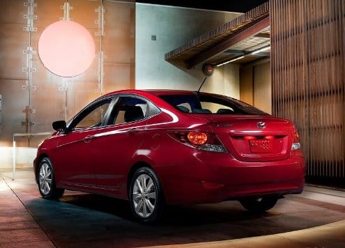 Hyundai Accent sedan arka üç çeyrek gece görünümü