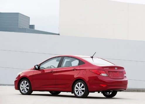 Accent Blue kırmızı sedan arka üç çeyrek görünüm