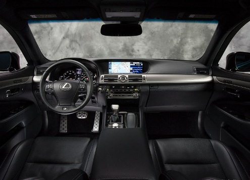 Lexus LS 460 F Sport gösterge paneli ve direksiyon