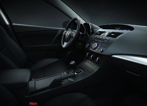 Mazda3 sedan ön koltuklar ve orta konsol