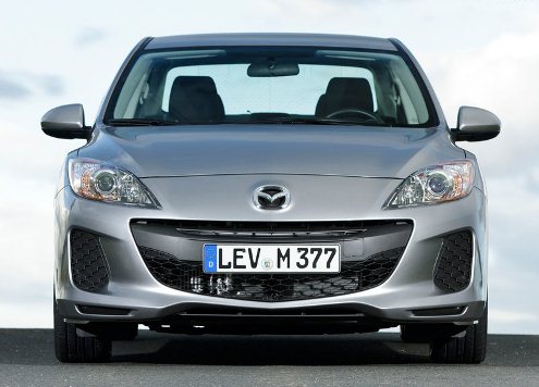 Gümüş Mazda3 sedan önden görünüm