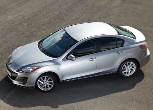 Gümüş Mazda3 sedan üstten ön görünüm