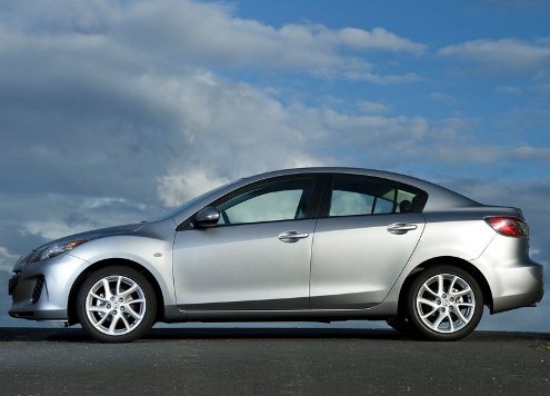 Gümüş Mazda3 sedan tam yan görünüm