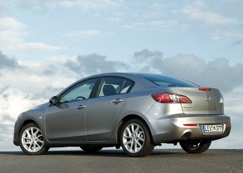Gümüş Mazda3 sedan arka üç çeyrek görünümü