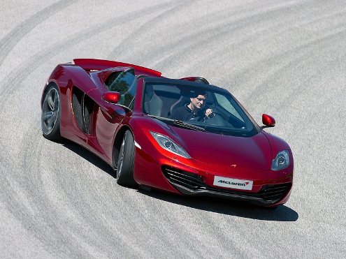 2013 McLaren 12C Spider açık tavanlı ön üç çeyrek görünüm