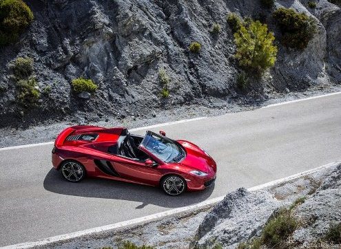McLaren 12C Spider açık tavanlı yol görünümü