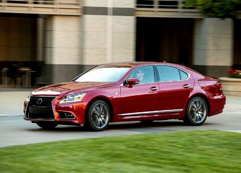 Kırmızı Lexus LS 460 F Sport ön çapraz görünüm