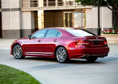 Kırmızı Lexus LS 460 F Sport yan görünüm