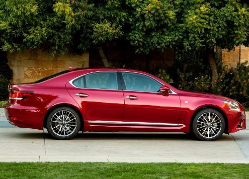 Kırmızı Lexus LS 460 F Sport arka çapraz görünüm