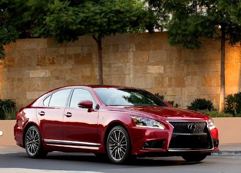 Kırmızı Lexus LS 460 F Sport arka görünüm