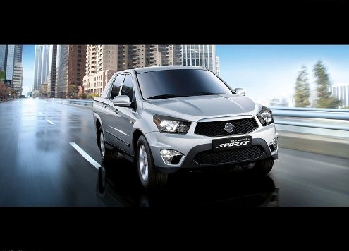SsangYong Korando Sports beyaz gövde ön üç çeyrek görünümü