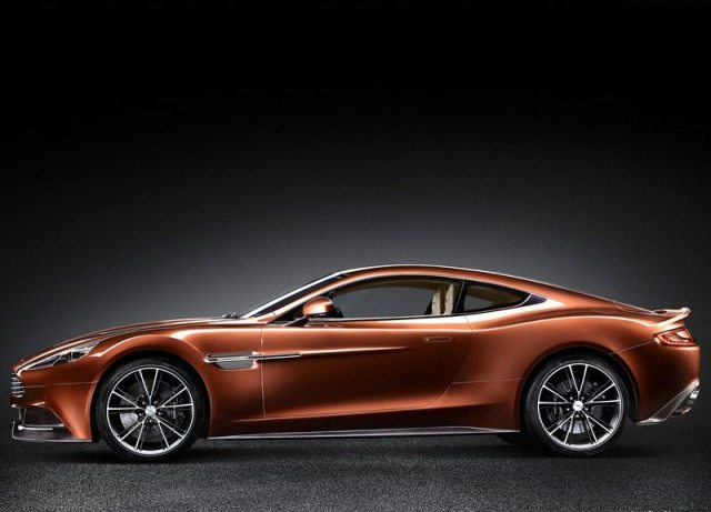 Aston Martin Vanquish yan profil görünümü