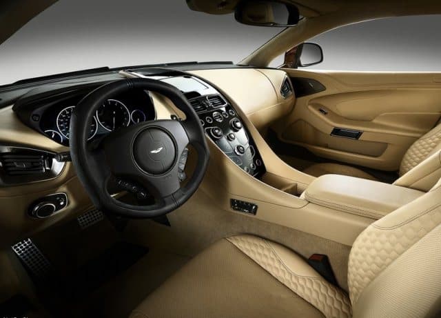 Aston Martin Vanquish sarı ve siyah iç mekan