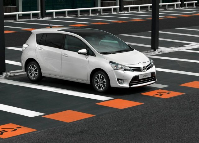Toyota Verso beyaz gövde ve yenilenen ön tasarım