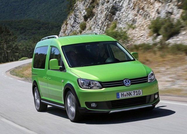 Volkswagen Caddy Cross Viper Green ön üç çeyrek görünümü