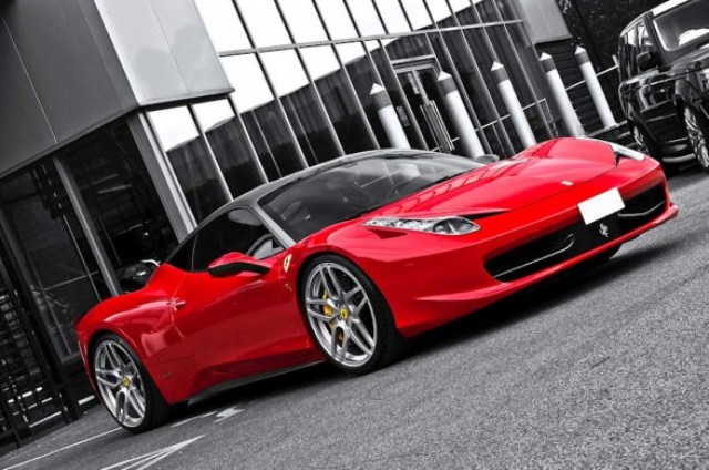 Ferrari 458 Italia Kahn Design kırmızı ve mat gri gövde görünümü