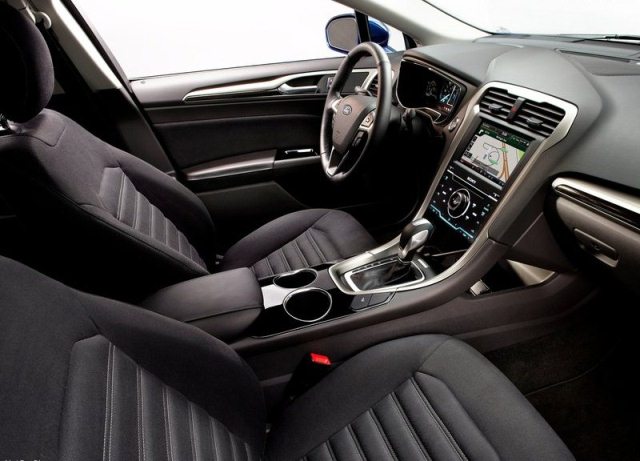 Ford Fusion Hybrid gösterge paneli ve iç mekan
