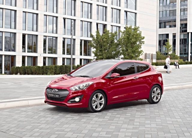 Hyundai i30 3 door ön üç çeyrek görünüm