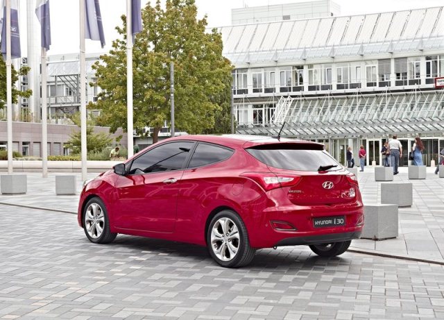 Hyundai i30 üç kapılı arka üç çeyrek görünüm