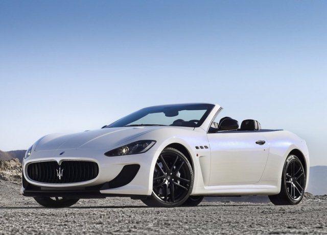 Maserati GranCabrio Sport beyaz gövde ve siyah ön ızgara