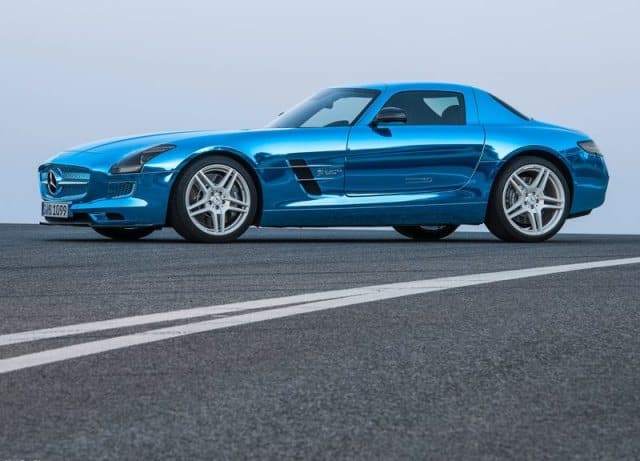Mercedes-Benz SLS AMG Coupé Electric Drive mavi gövde yan görünümü