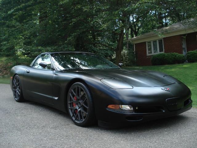 Chevrolet Corvette C5 mat siyah ön üç çeyrek görünümü