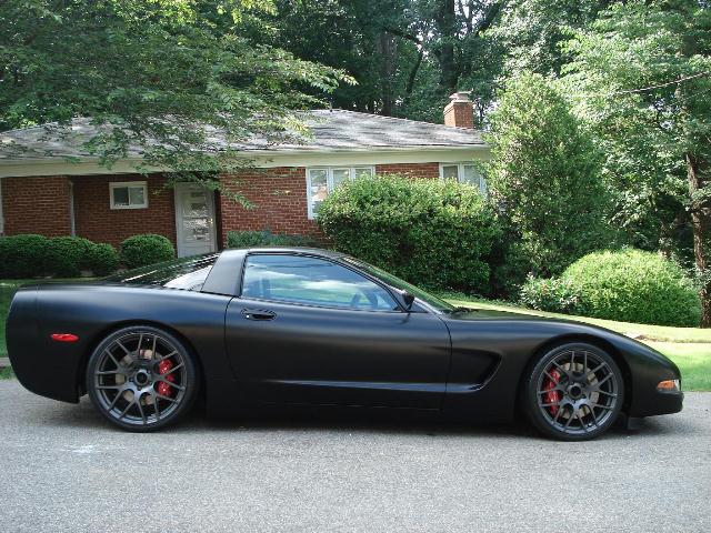 Mat siyah Chevrolet Corvette C5 yan görünümü