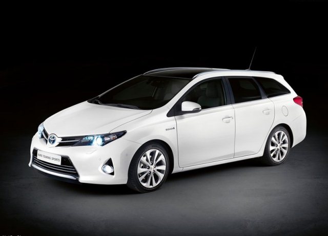 Toyota Auris Touring Sports beyaz gövde ön görünüm