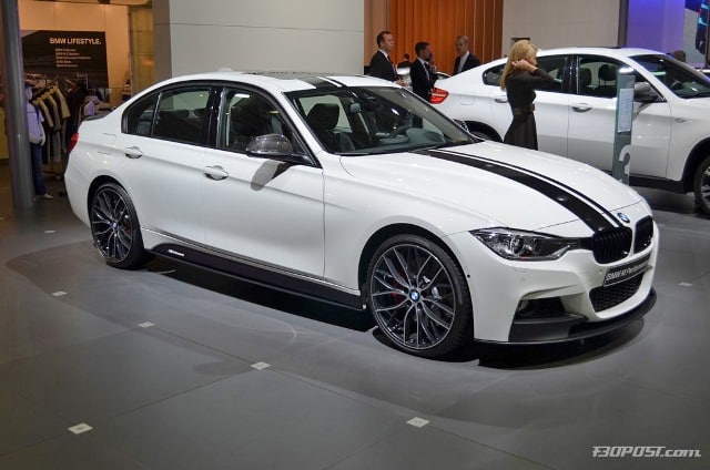 BMW 335i M Performance siyah şeritli beyaz sedan
