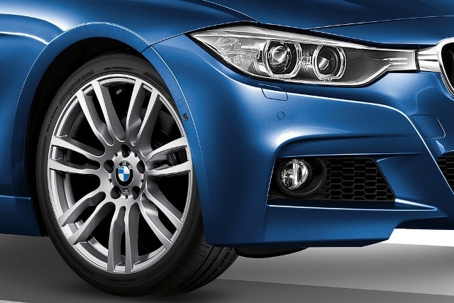 BMW 3 Serisi M Sport Estoril Blue ön tekerlek ve tampon ayrıntısı