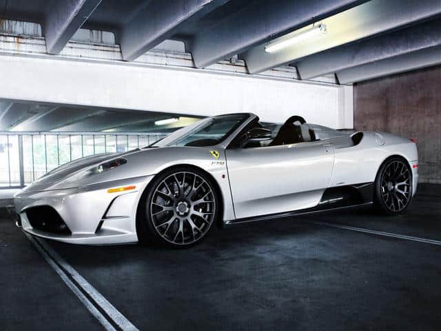Ferrari Scuderia Spider 16M SR Auto beyaz gövde ve mat siyah jantlar